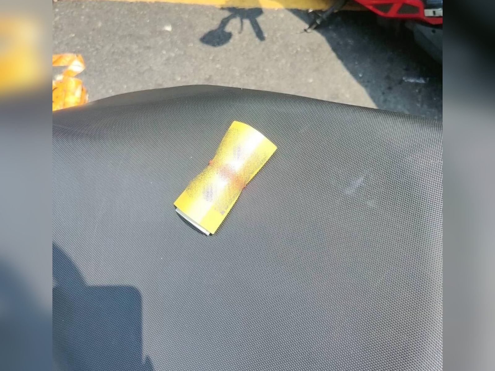 機車座墊驚見「名片綁500元真鈔」　警揭勒索套路：別拿、快報案