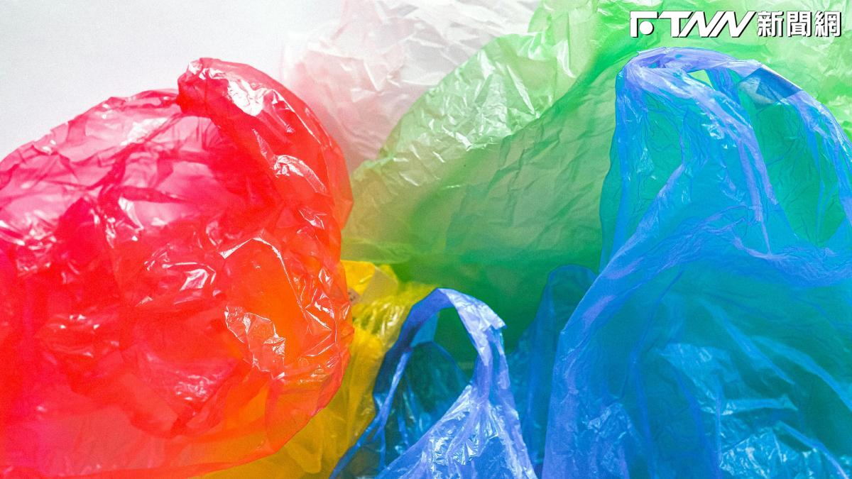戰火衝擊石化供應鏈！塑膠袋缺貨、漲價亂象延燒　法務部出手稽查：囤貨哄抬絕不寬貸