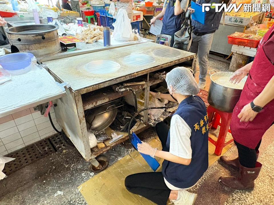 高雄春捲攤驚傳41人食物中毒！　衛生局：攤商停業7日、病原待釐清