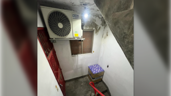 公寓樓梯間掛冷氣室外機！誇張畫面曝　網傻眼開噴：快檢舉