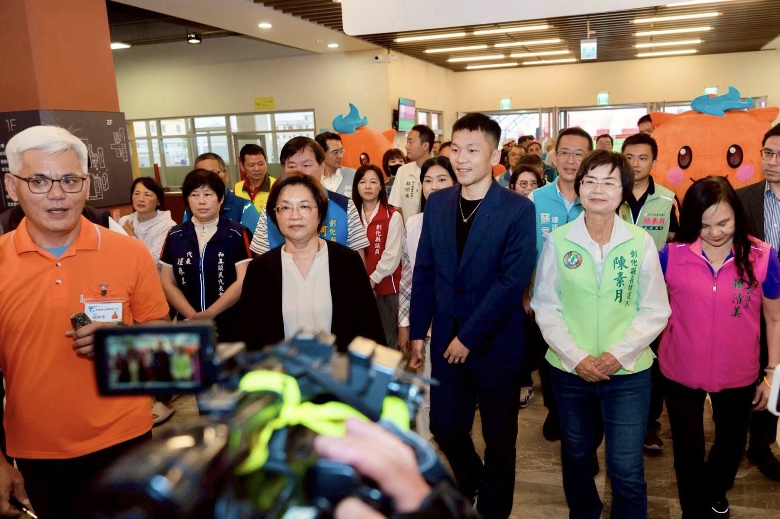 尷尬了！王惠美遞文件爭取運動中心　李洋看一眼無法收：預算沒有通過